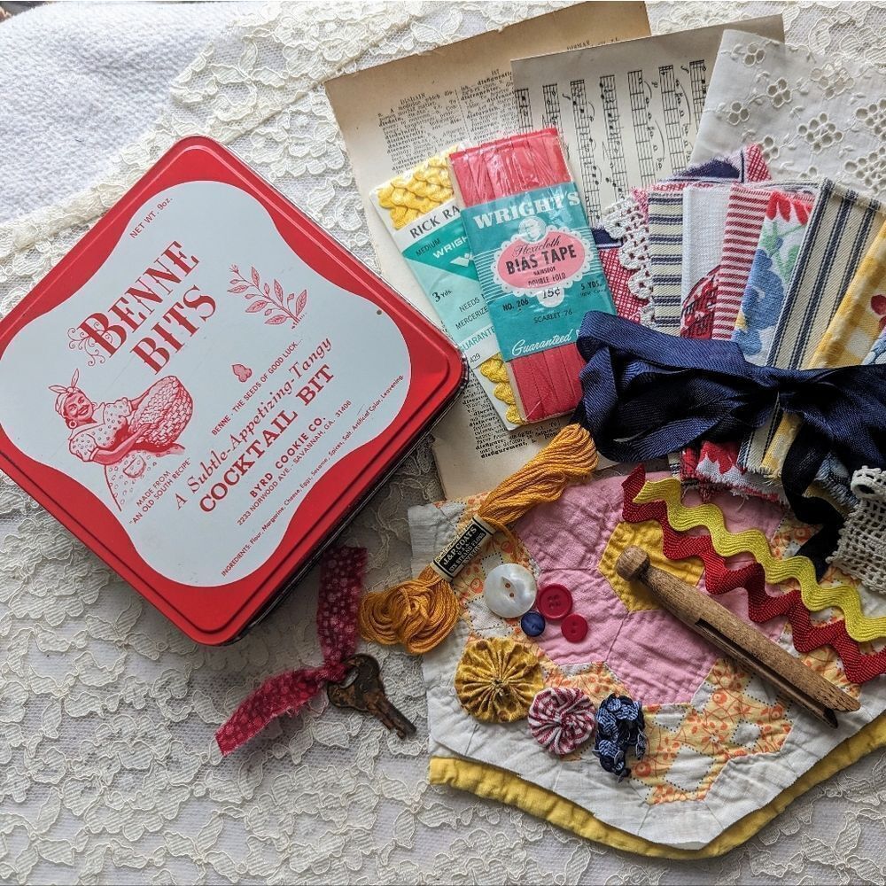Vintage Sewing Tin of Goodies - Picture 9 of 9